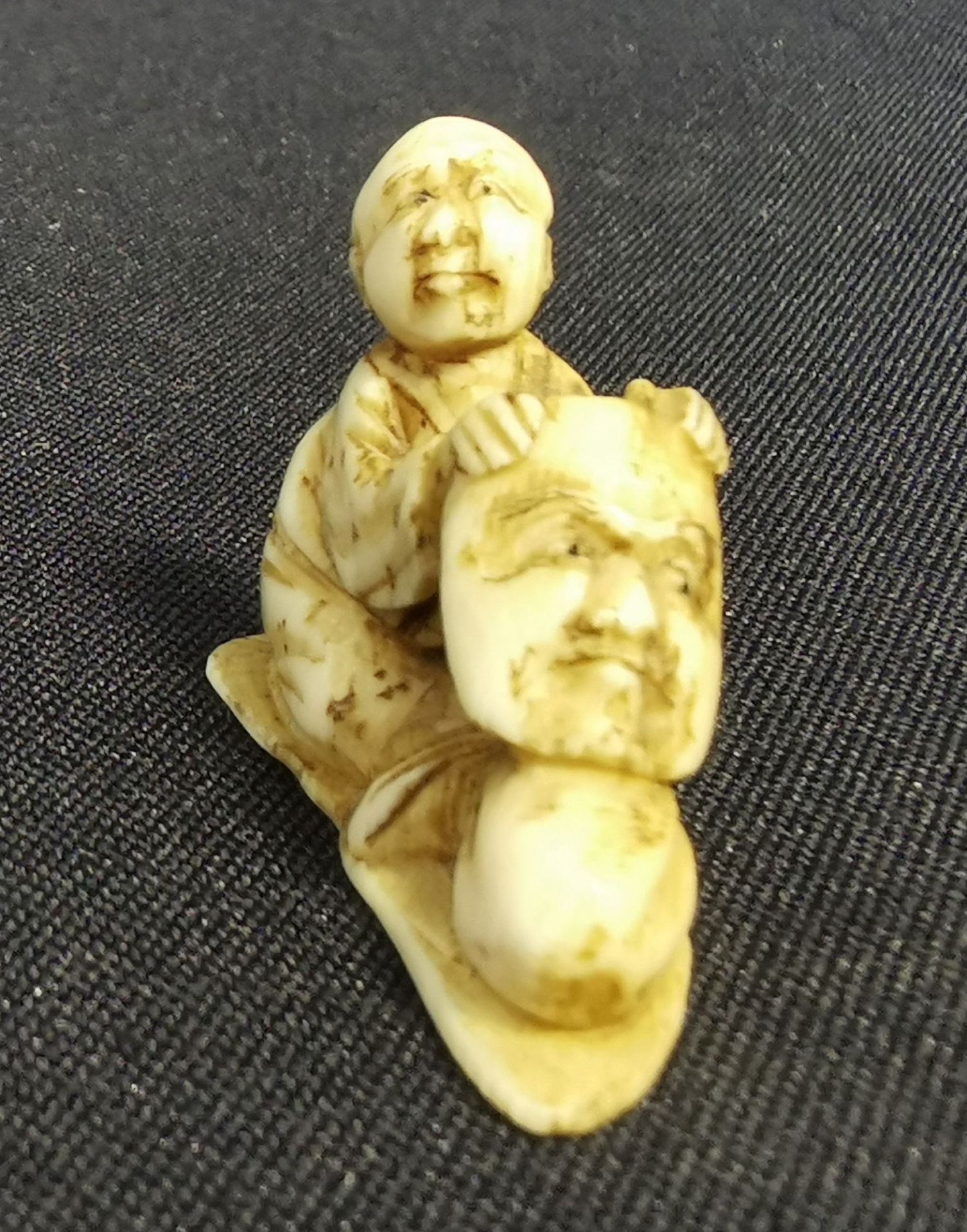 NETSUKE: MANN MIT MASKE - Bild 2 aus 4