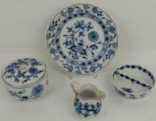 Meissen-Porzellanobjekte, blaues Zwiebelmuster, 19. Jh.