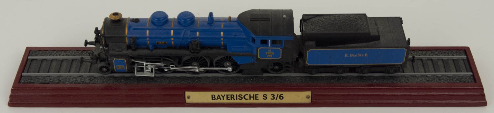 Konvolut von sechs Modelleisenbahnen auf Sockel. - Bild 5 aus 8