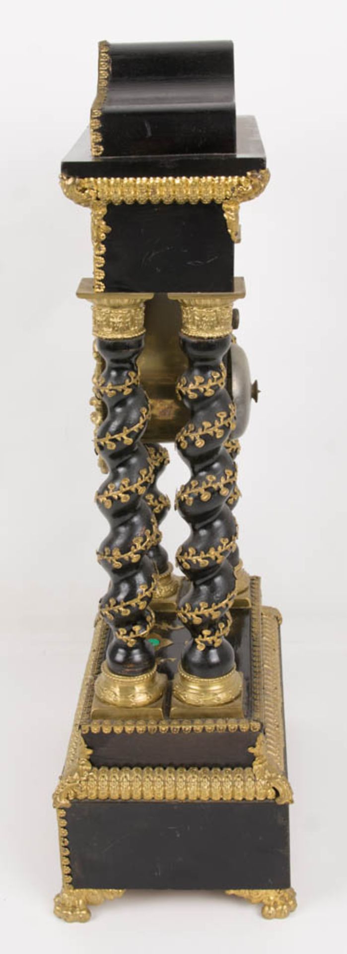 Historistische Portaluhr mit vier Säulen, geschwärztes Holzgehäuse, Messingbeschläge und Reliefintar - Bild 8 aus 11