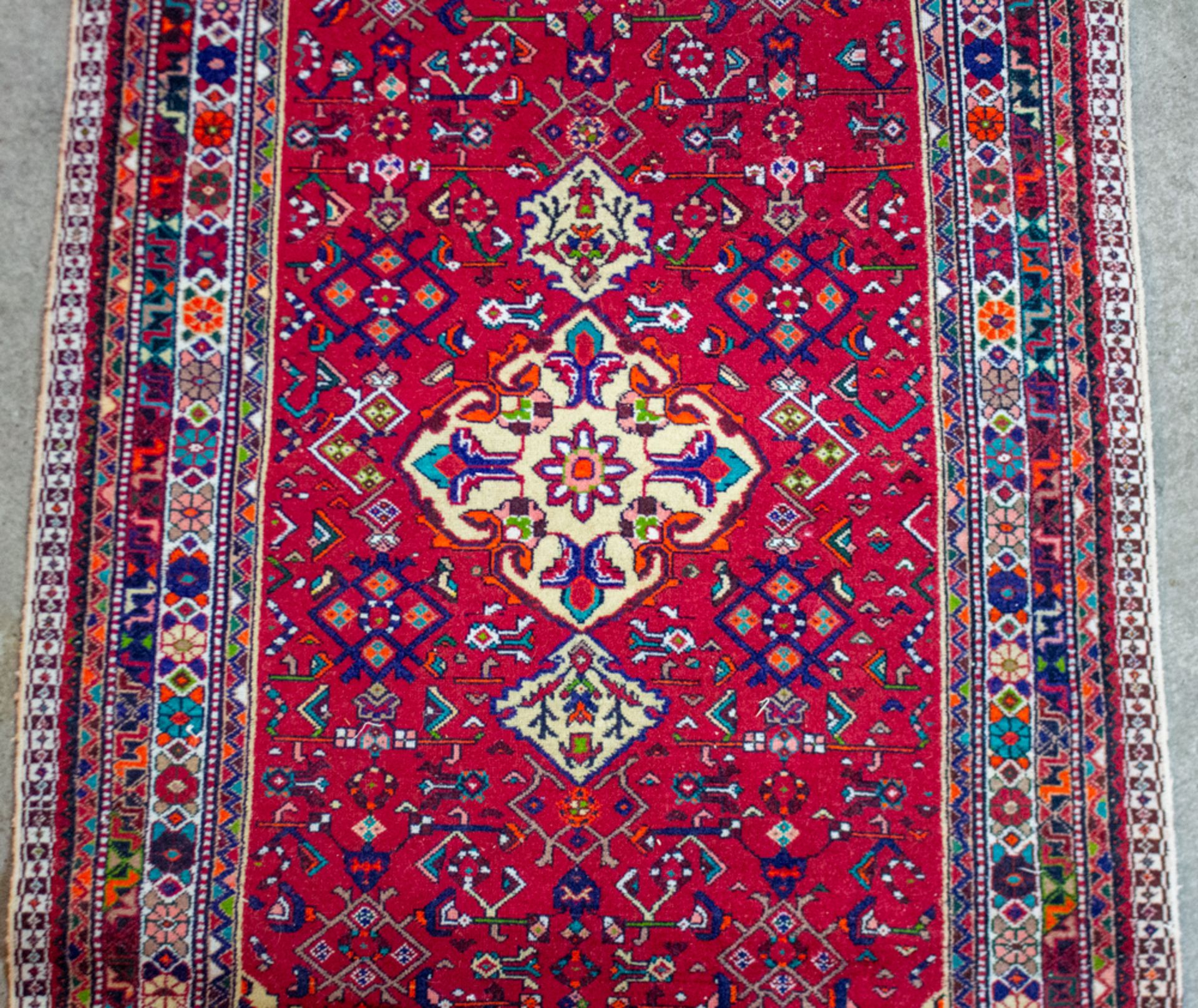 Farbenprächtiger Teppich in Rottönen mit blau. - Bild 3 aus 6