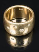 Breiter Ring mit fünf Brillanten, 585er Gelbgold.