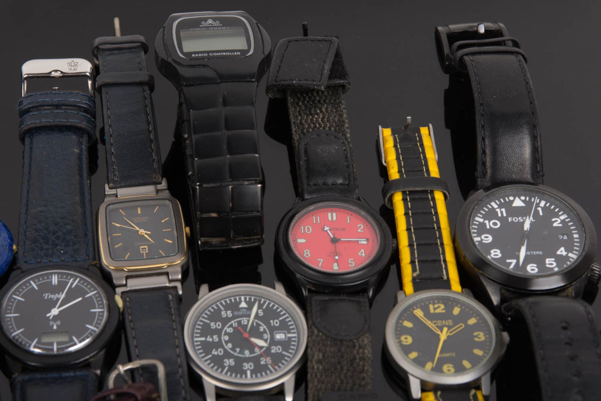 Umfangreiches Uhrenkonvolut verschiedener Hersteller. - Bild 4 aus 12