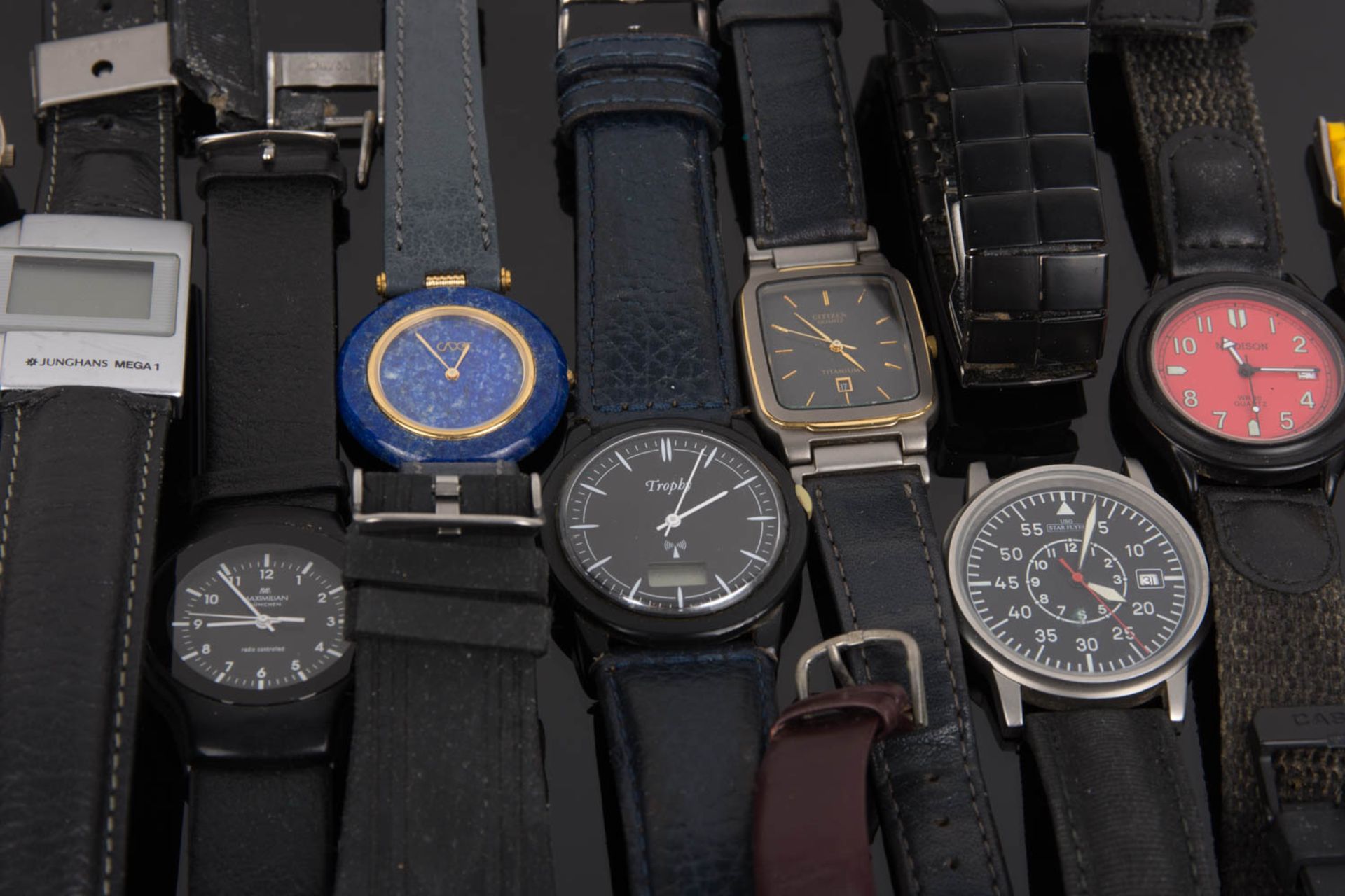 Umfangreiches Uhrenkonvolut verschiedener Hersteller. - Bild 8 aus 12