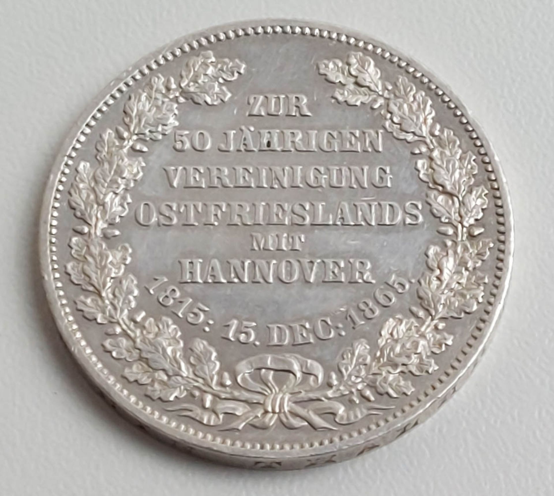 Hannover 1 Taler, 1865, 50. Jahrestag - Vereinigung Ostfrieslands mit Hannover. - Bild 2 aus 3