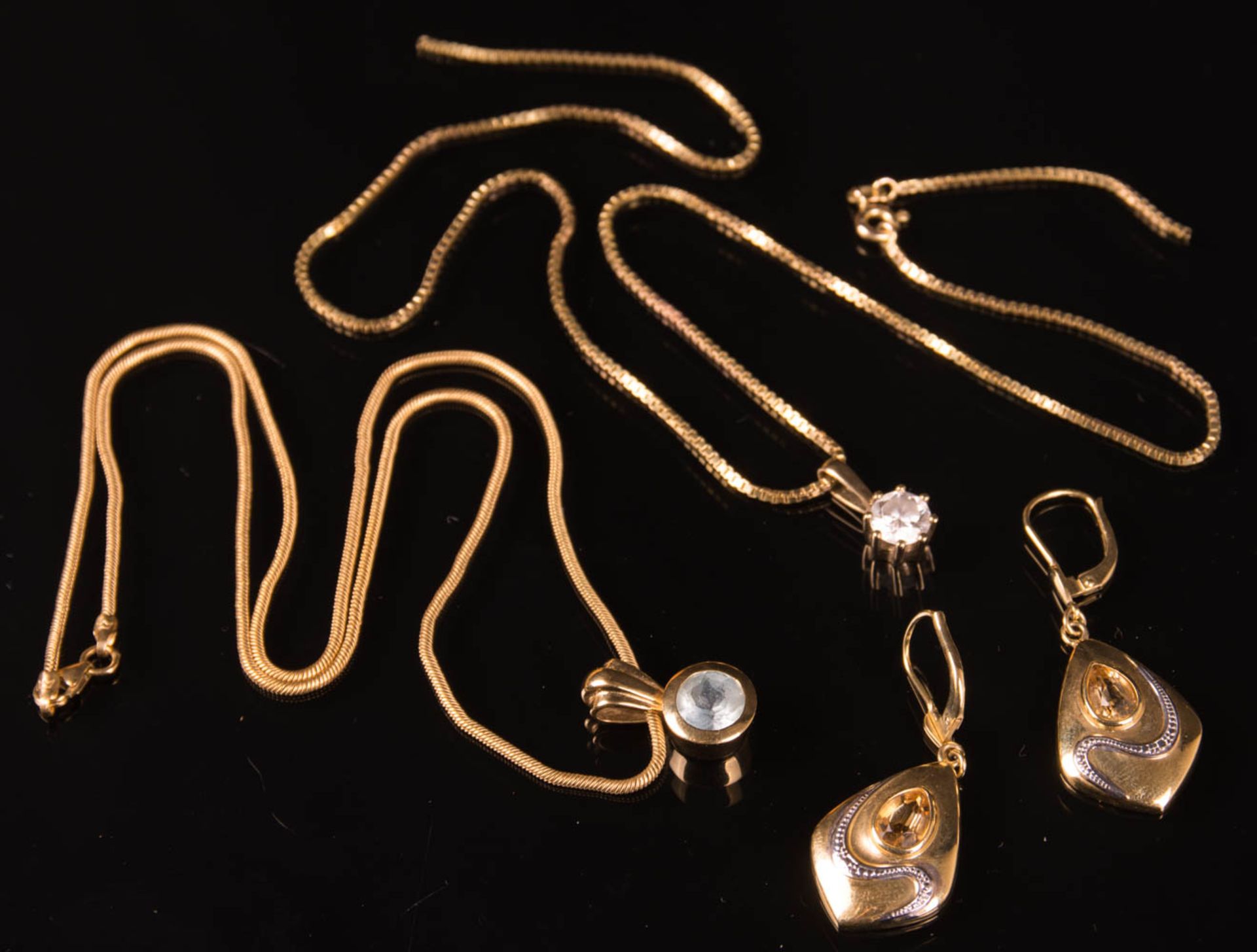 Zwei Halsketten und ein Ohrringpaar, 333er Gelbgold.