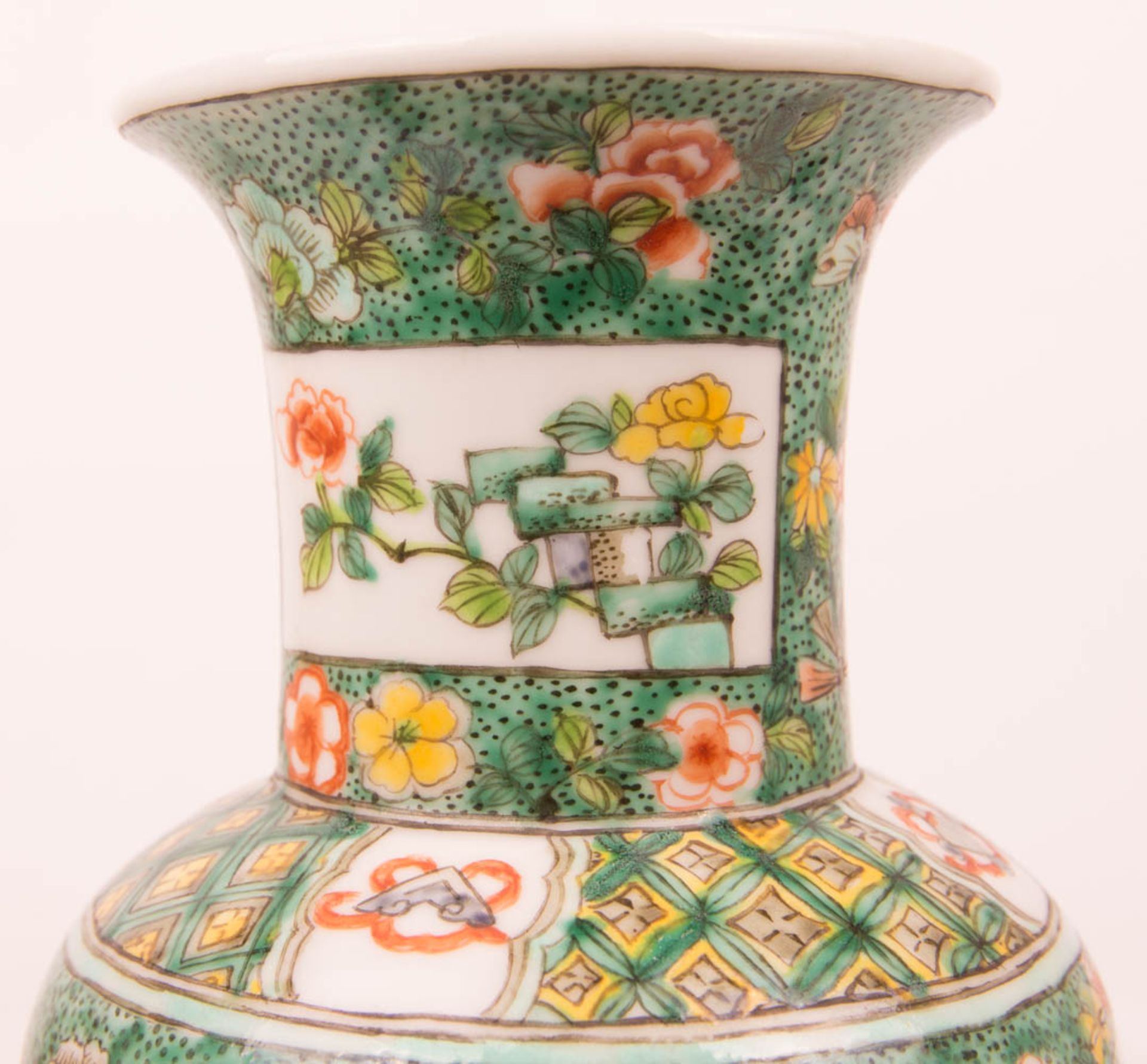 Kleine Balustervase, vermutlich Japan, 20. Jhd. - Bild 6 aus 9