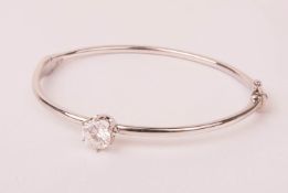 Exceptional bangle with large diamond, 585 white gold.