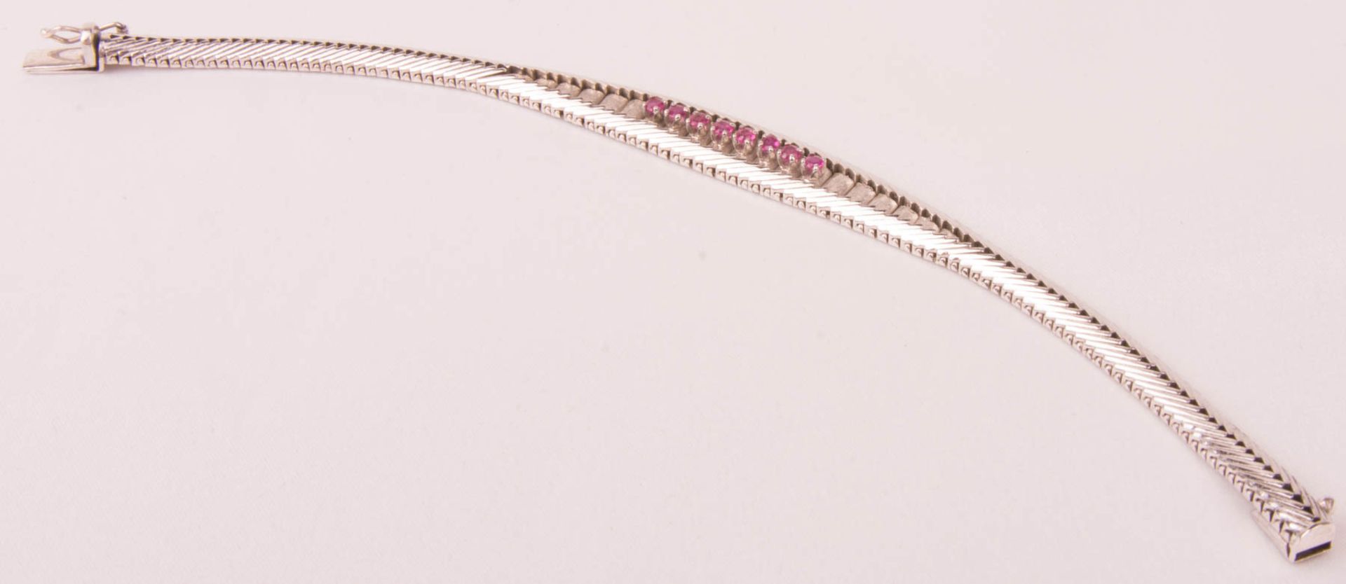 Bracelet with eight pink sapphires, 750 white gold hallmarked, sub-alloyed!