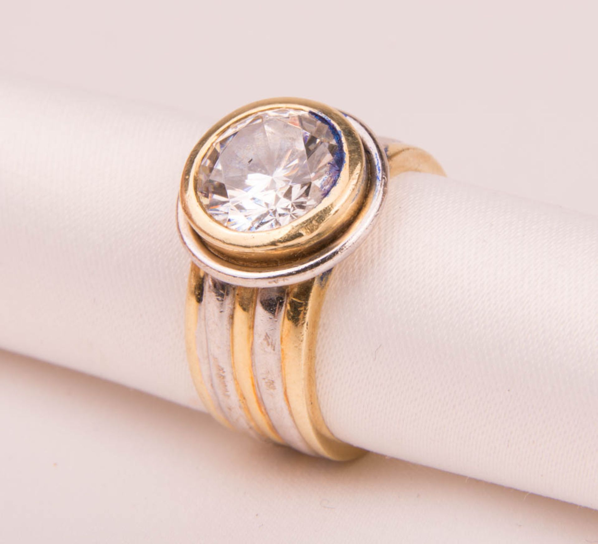 Wide ring with large stone, 585 white and yellow gold. - Image 2 of 6