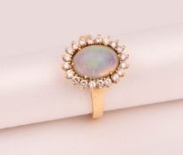 Ring mit Opal und Moissaniten, 750er Gelbgold.