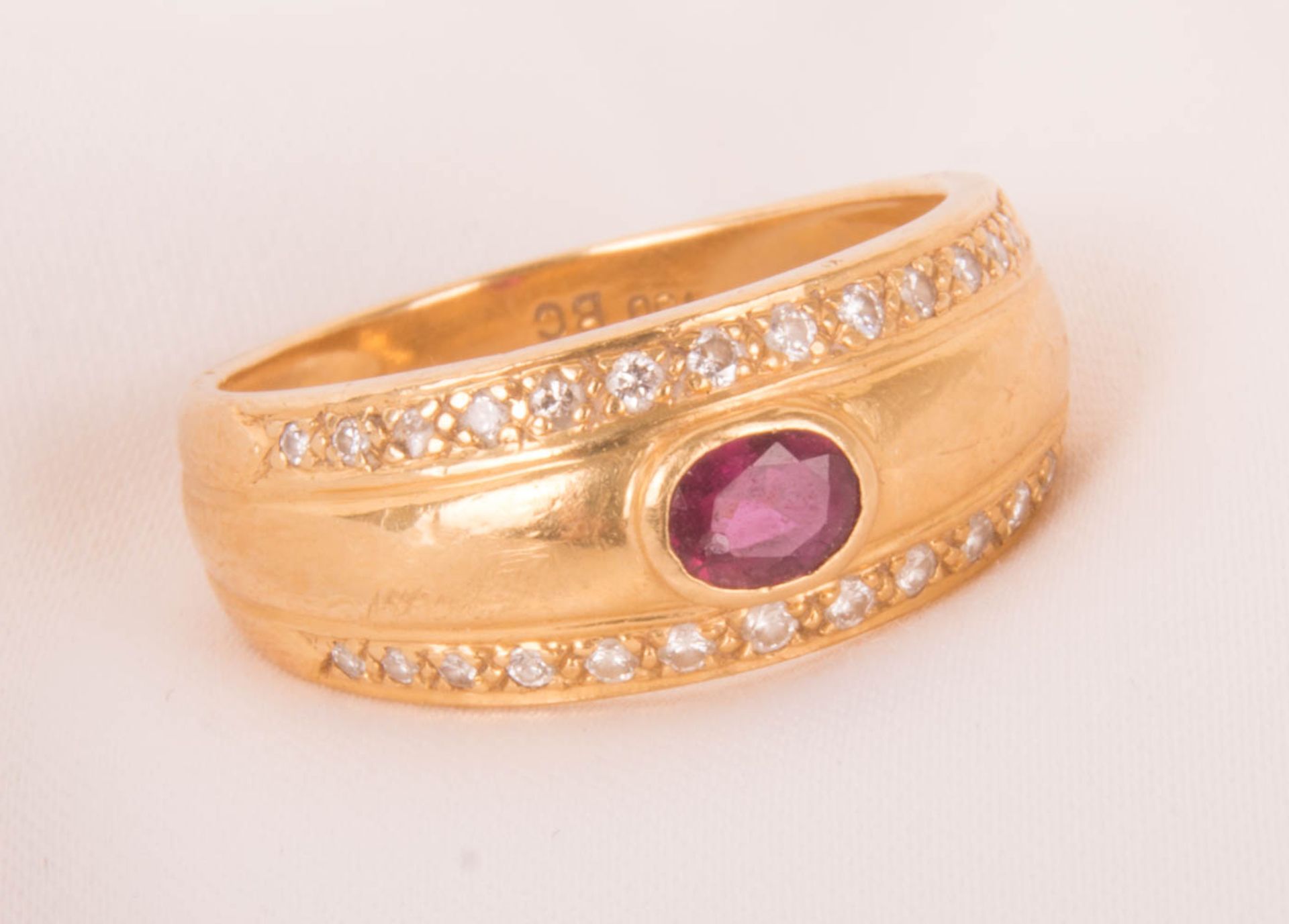 Beautiful ring with pink sapphire, 750 yellow gold.