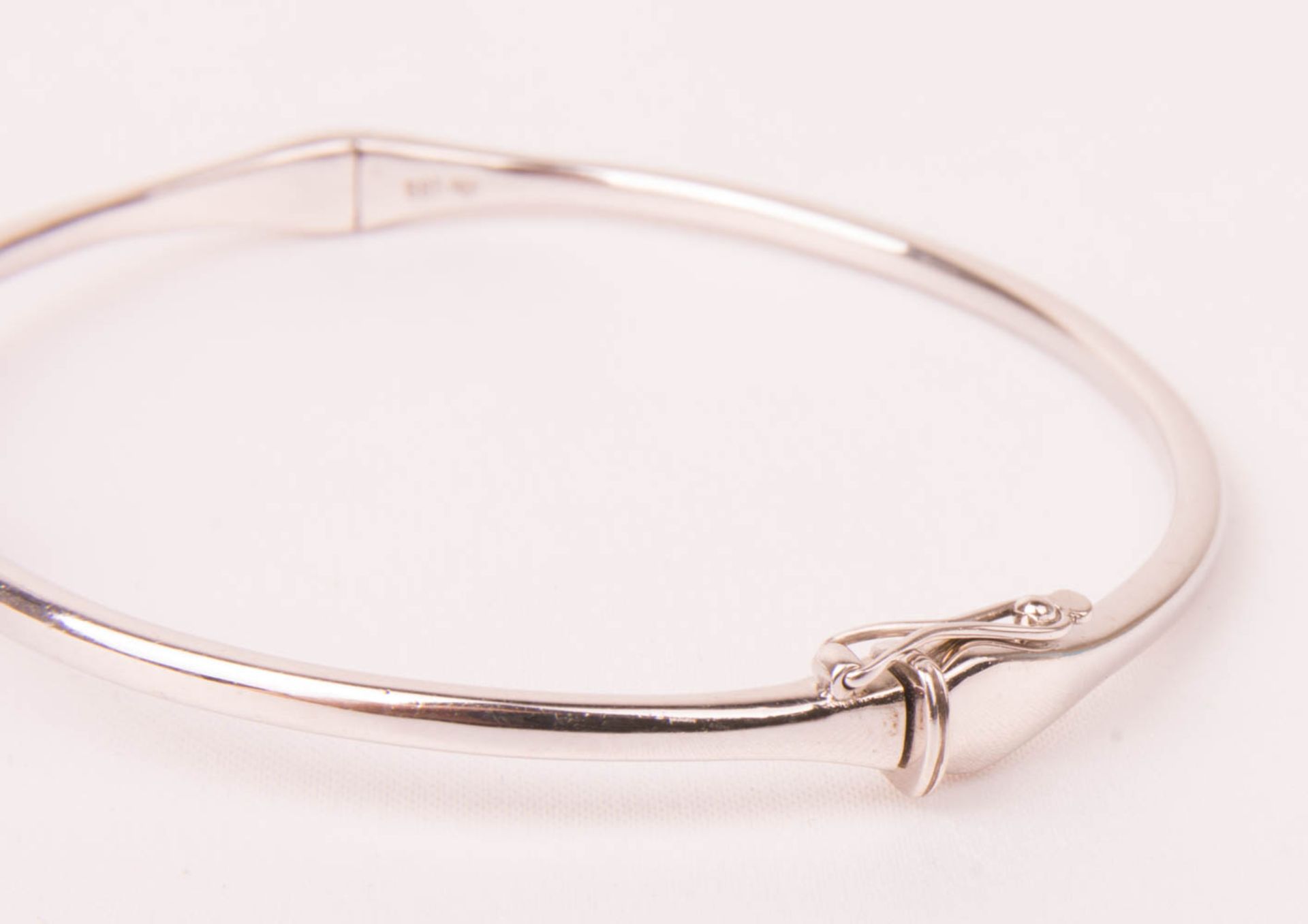 Exceptional bangle with large diamond, 585 white gold. - Image 3 of 5