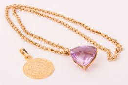 Kette mit großem Amethyst und kleinem Anhänger, 585er Gelbgold.