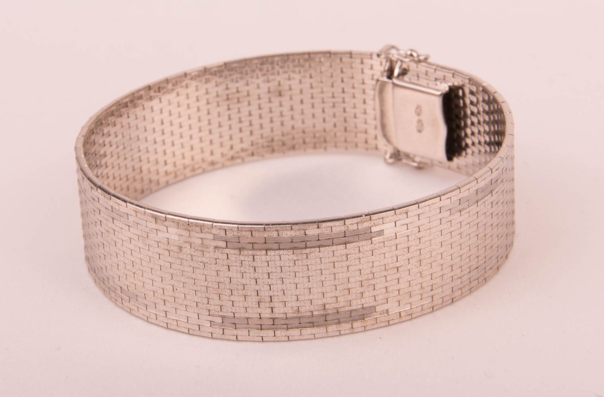 Wide 750 white gold bracelet. - Image 3 of 7