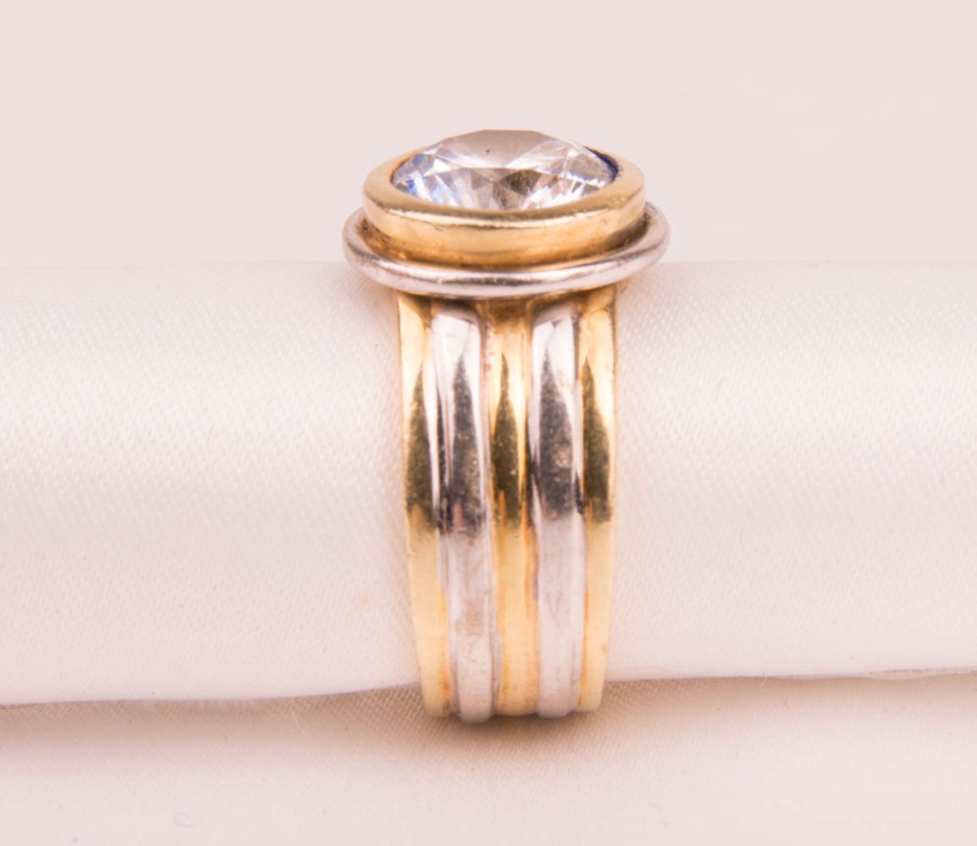 Wide ring with large stone, 585 white and yellow gold. - Image 4 of 6