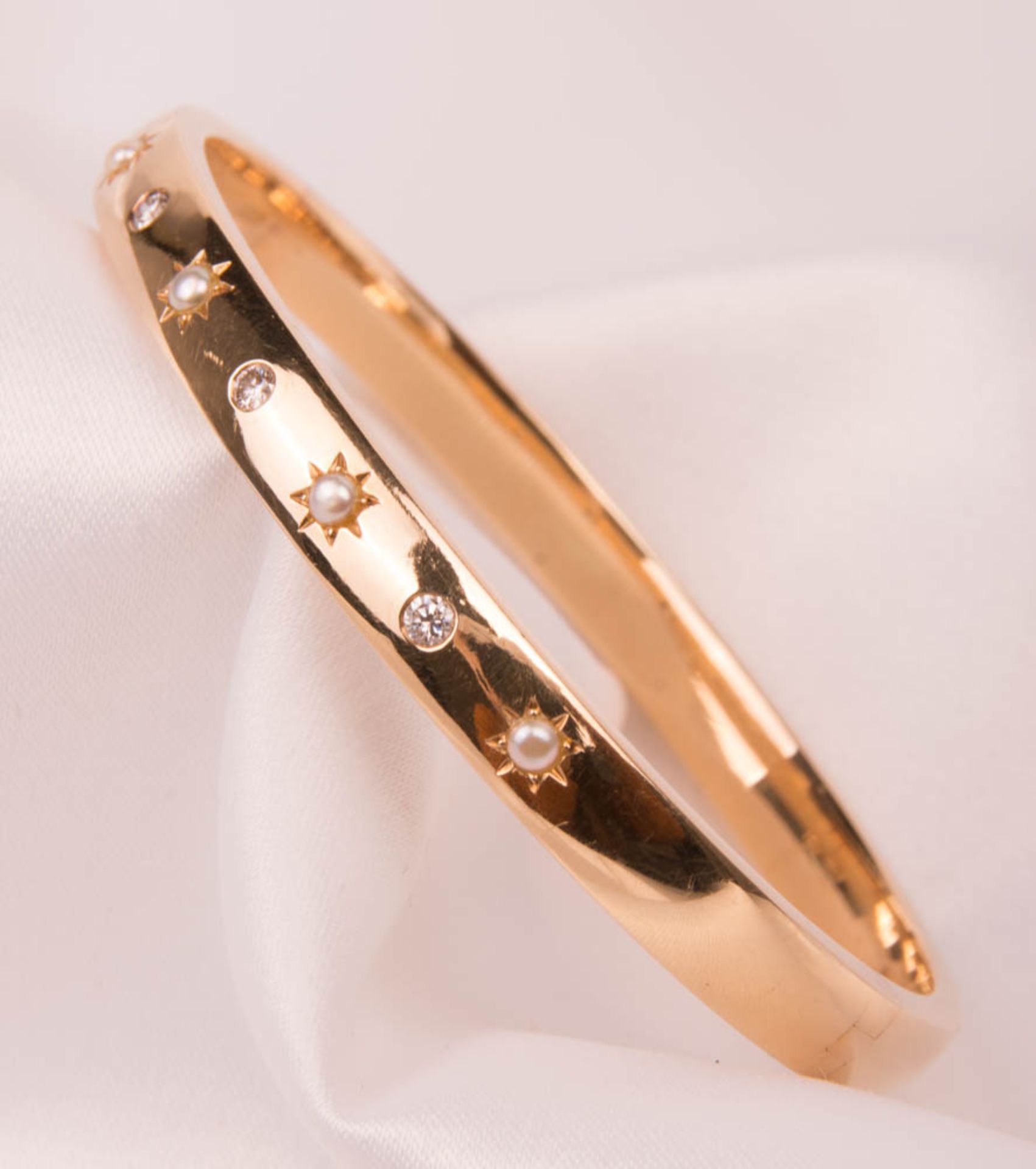 Bangle with diamonds and pearls, 585 yellow gold.