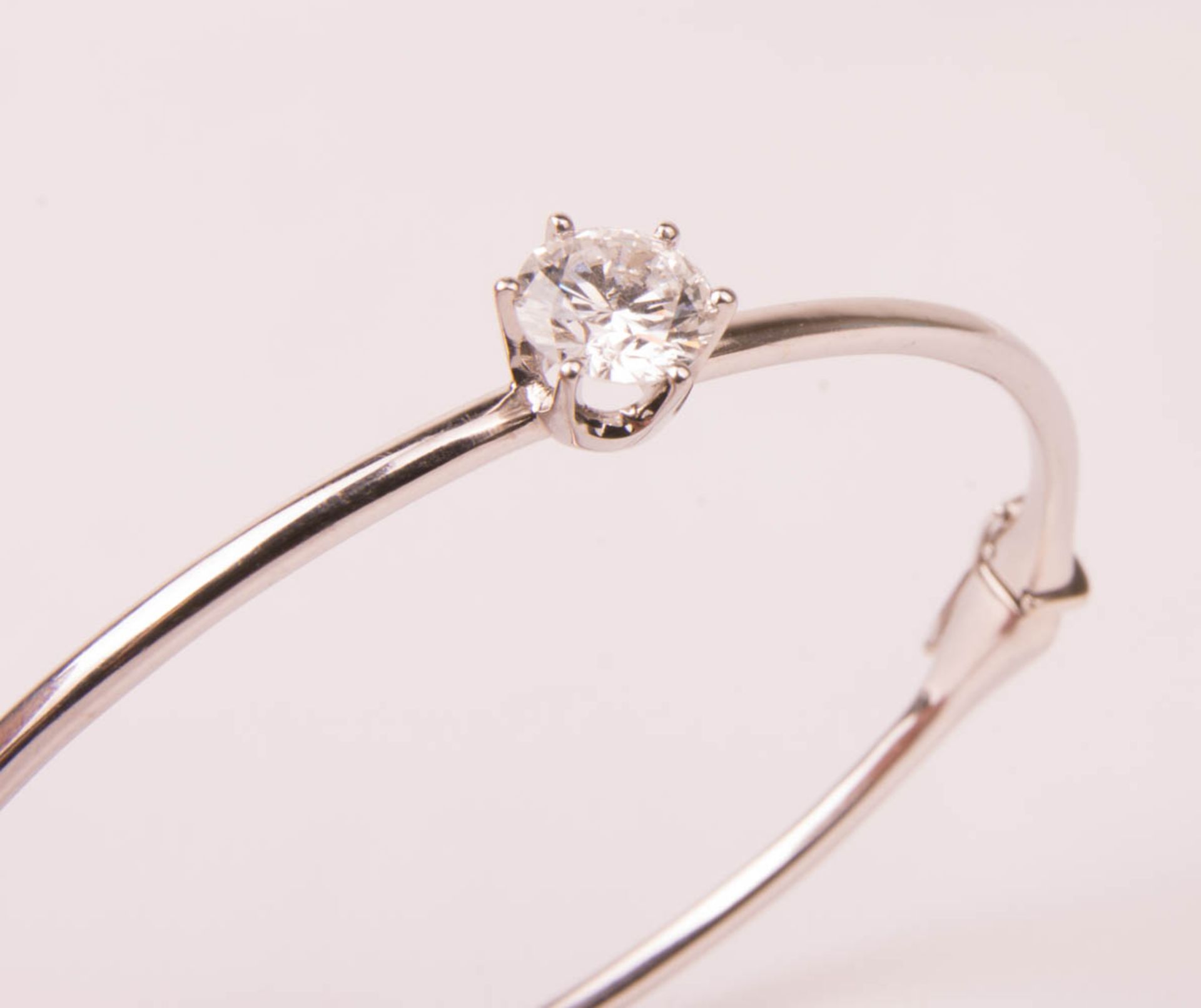 Exceptional bangle with large diamond, 585 white gold. - Image 5 of 5