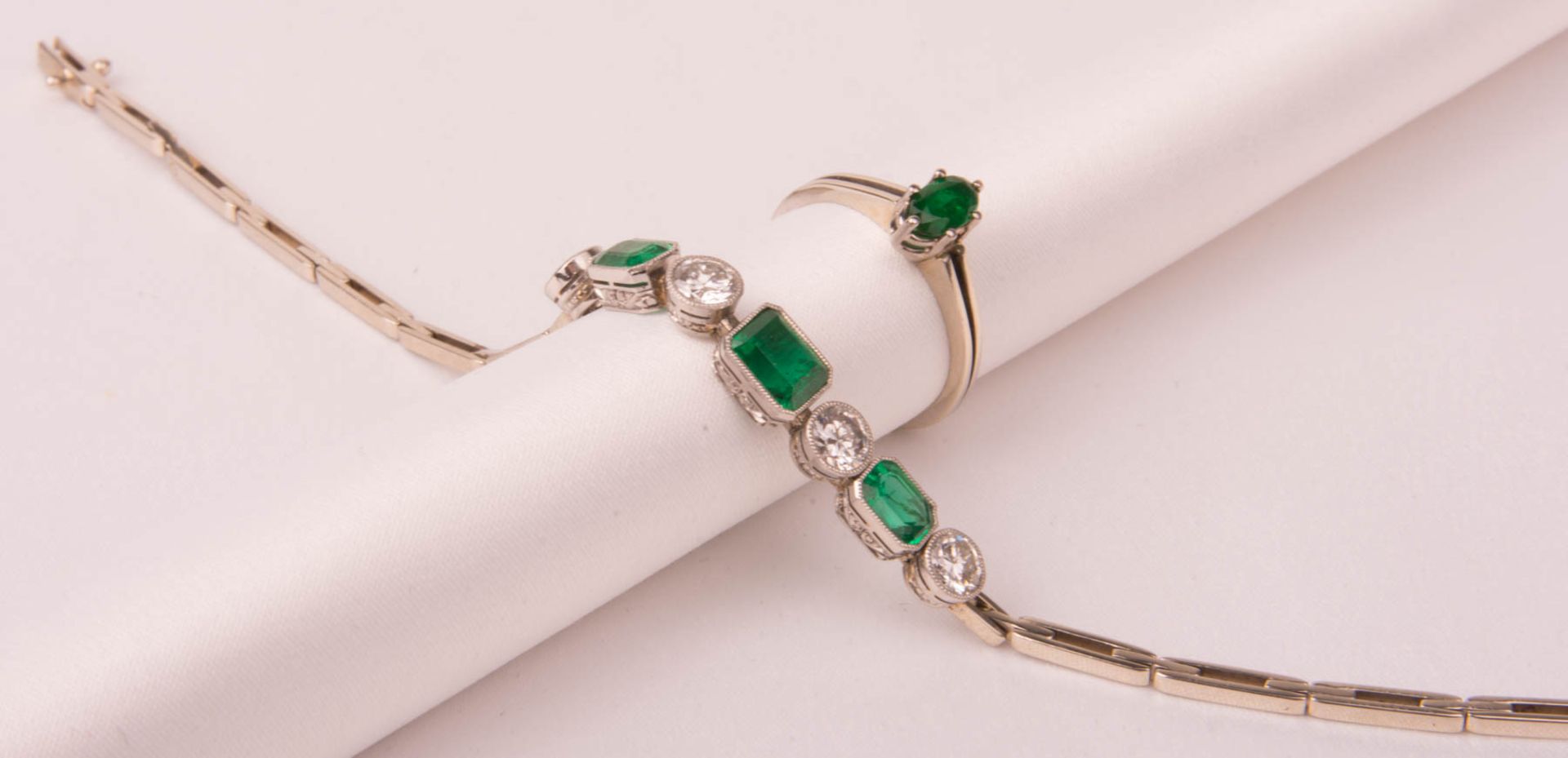 Bracelet with matching ring, emeralds and diamonds, 585/750 white gold.