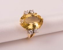 Ring mit großem Edelstein und vier Diamanten, 750er Weiß- /Gelbgold.