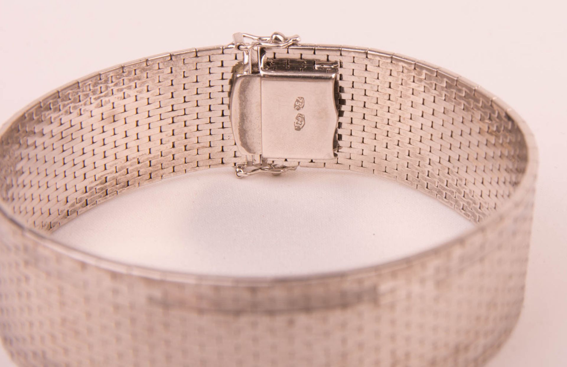 Wide 750 white gold bracelet. - Image 4 of 7