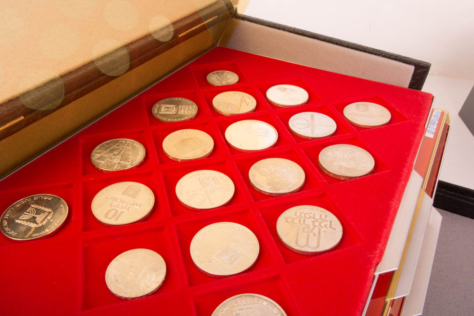 Large collection silver coins: Canada, Israel, etc. - Image 9 of 16