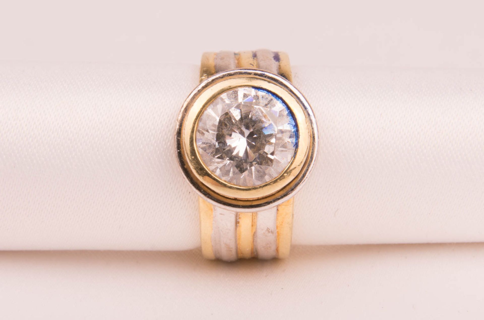 Wide ring with large stone, 585 white and yellow gold. - Image 3 of 6