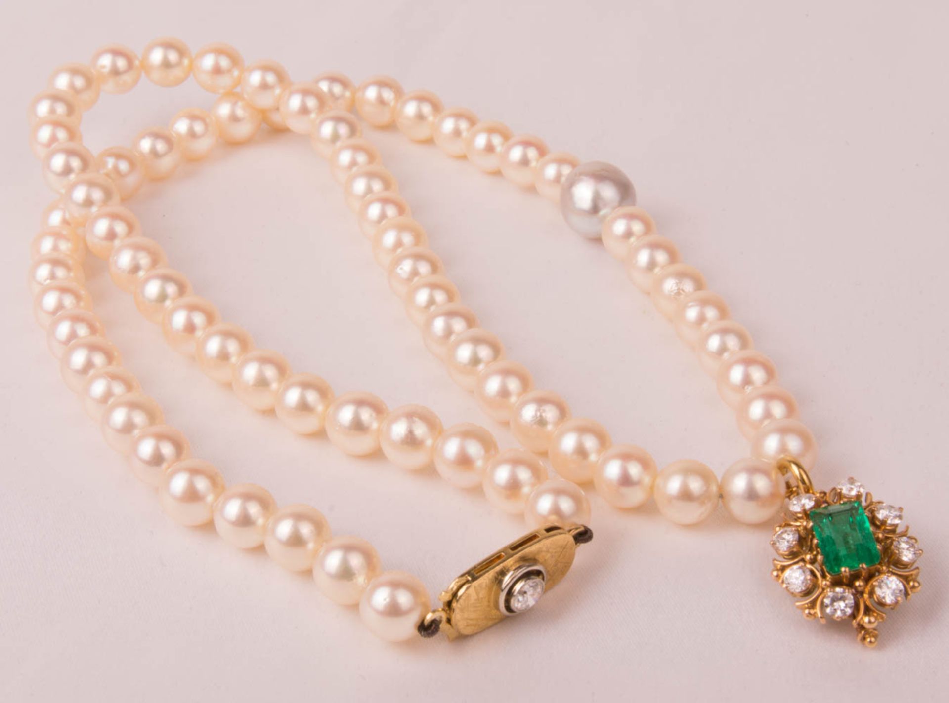 Pearl necklace with diamond set pendant, 750 yellow gold.