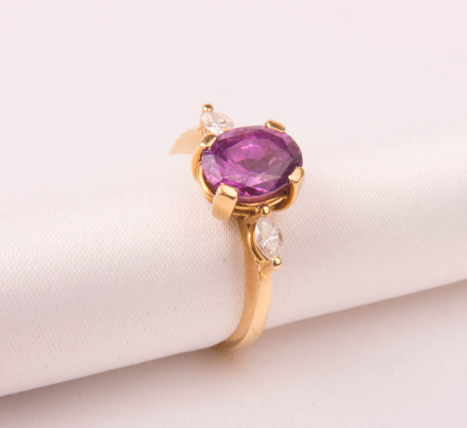 Fine ring with diamonds with large gemstone, 750 yellow gold.