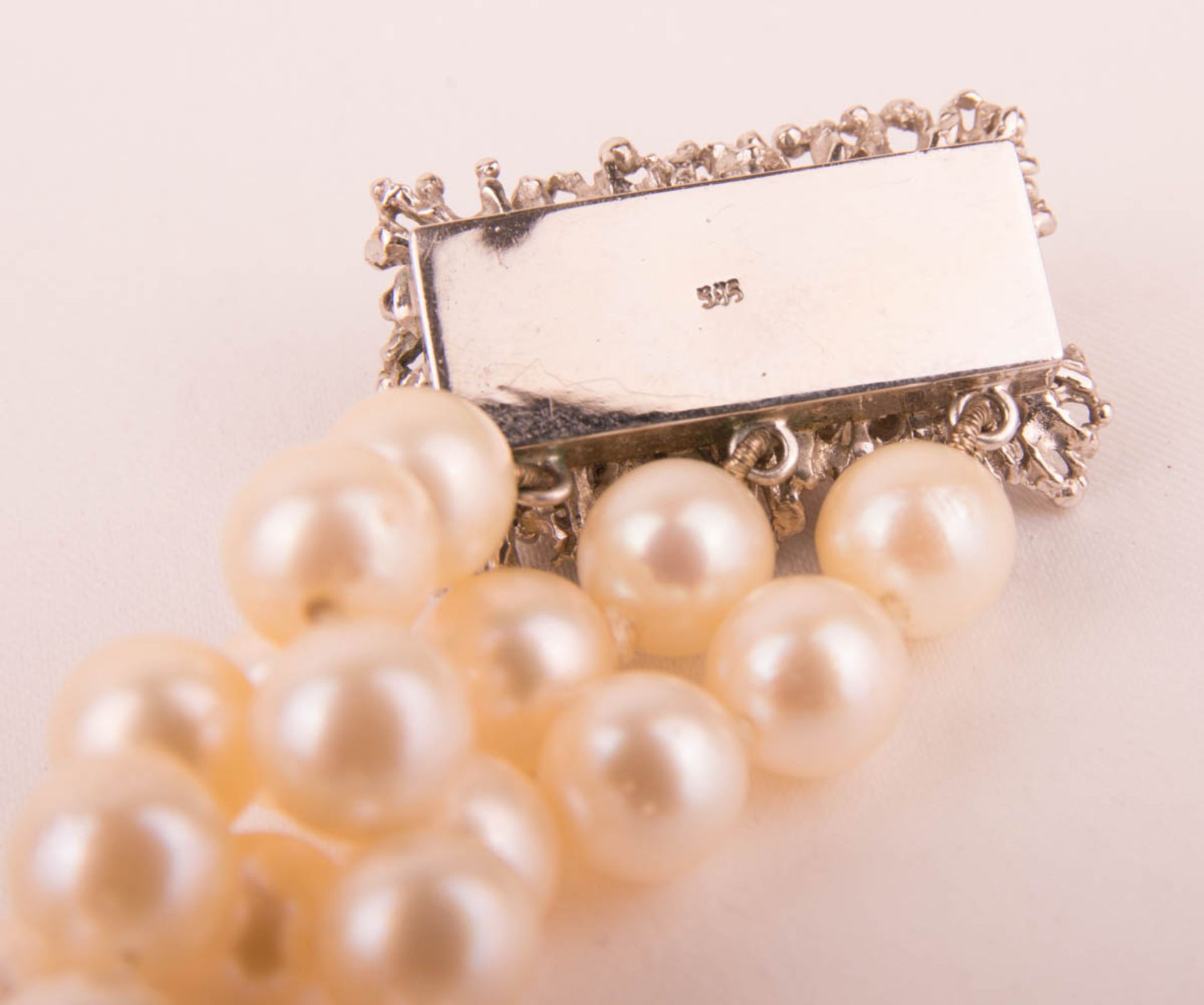 Six pearl necklaces with white gold clasps, 585 white gold. - Image 6 of 8