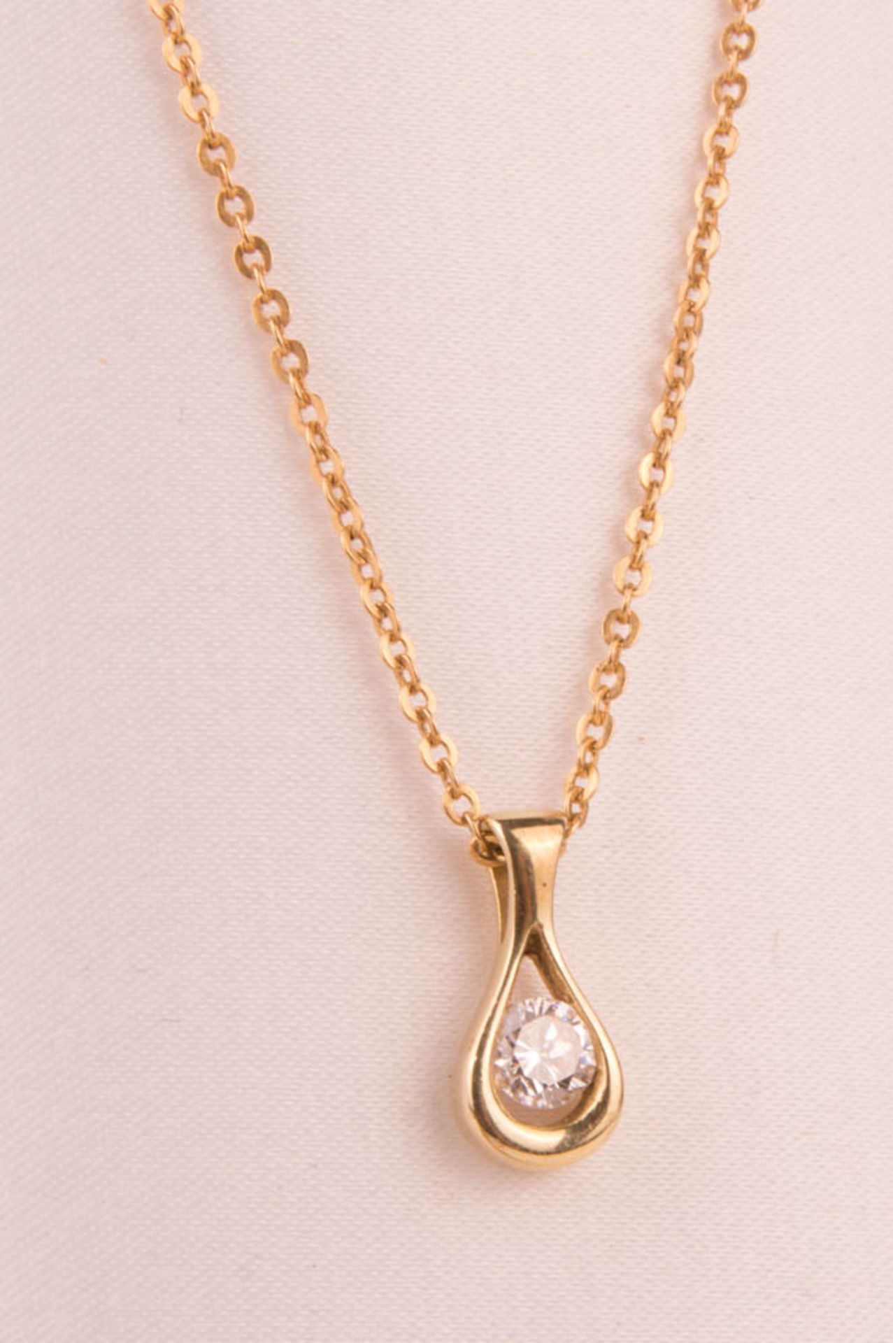Chain with diamond pendant, 750 yellow gold.