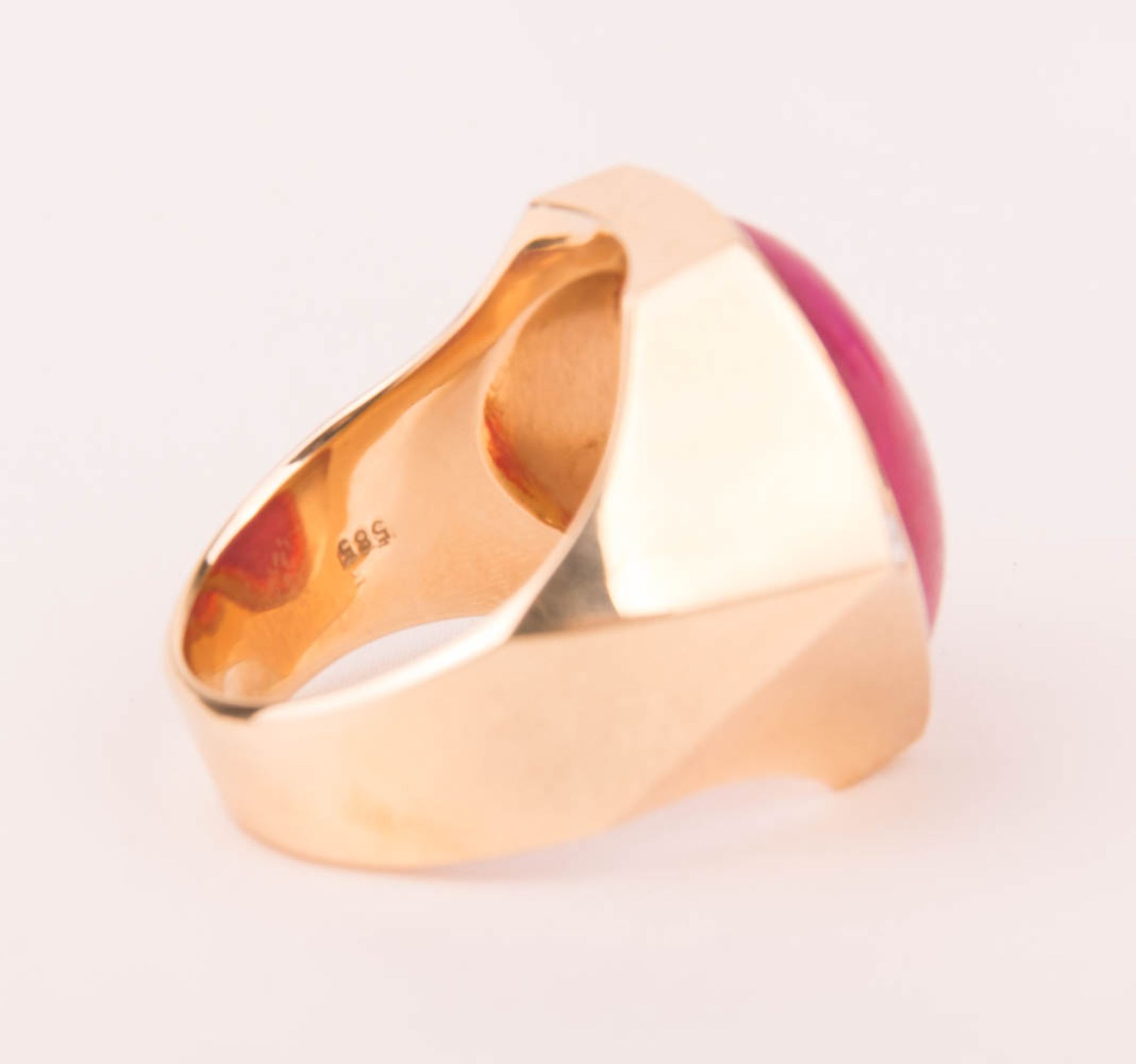 Beeindruckend breiter Ring mit großem Rubin und Diamanten, 585er Gelbgold. - Bild 5 aus 5