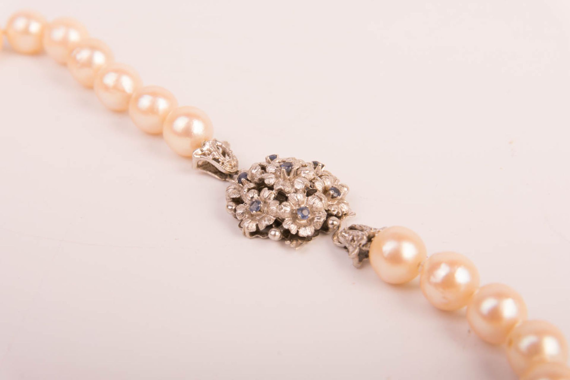 Single row pearl necklace with white gold clasp and sapphires. - Image 3 of 5