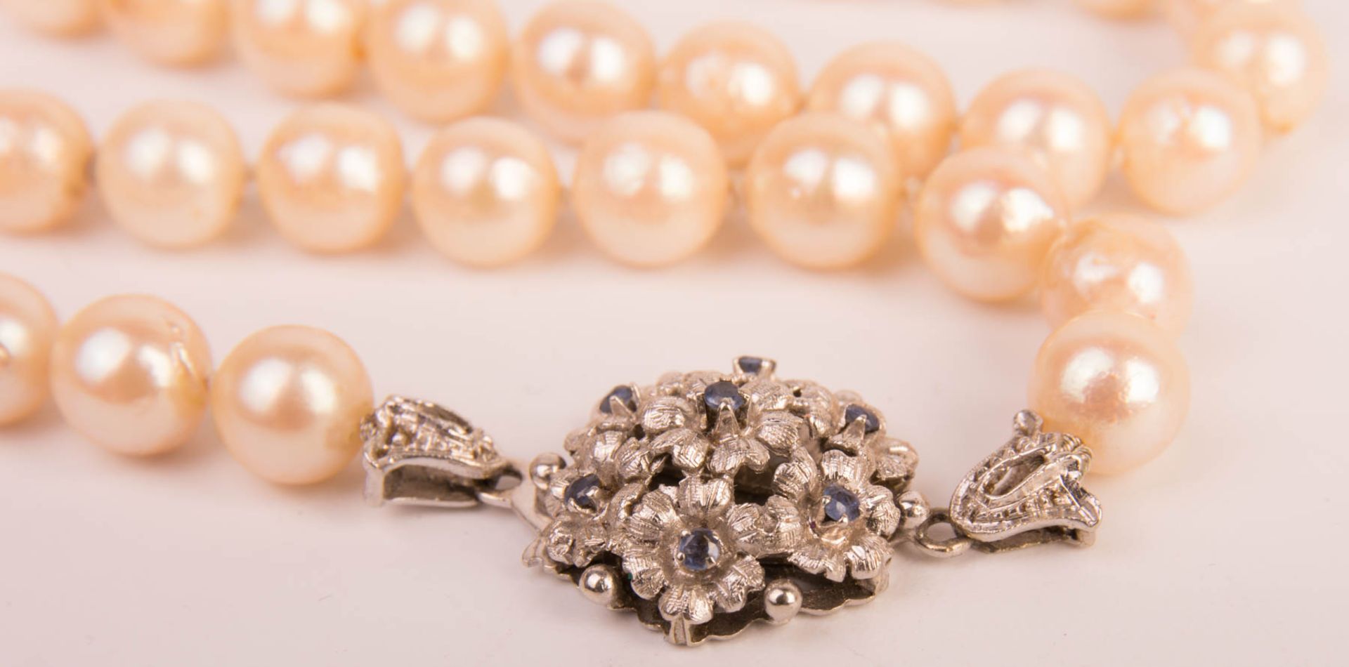 Single row pearl necklace with white gold clasp and sapphires. - Image 2 of 5