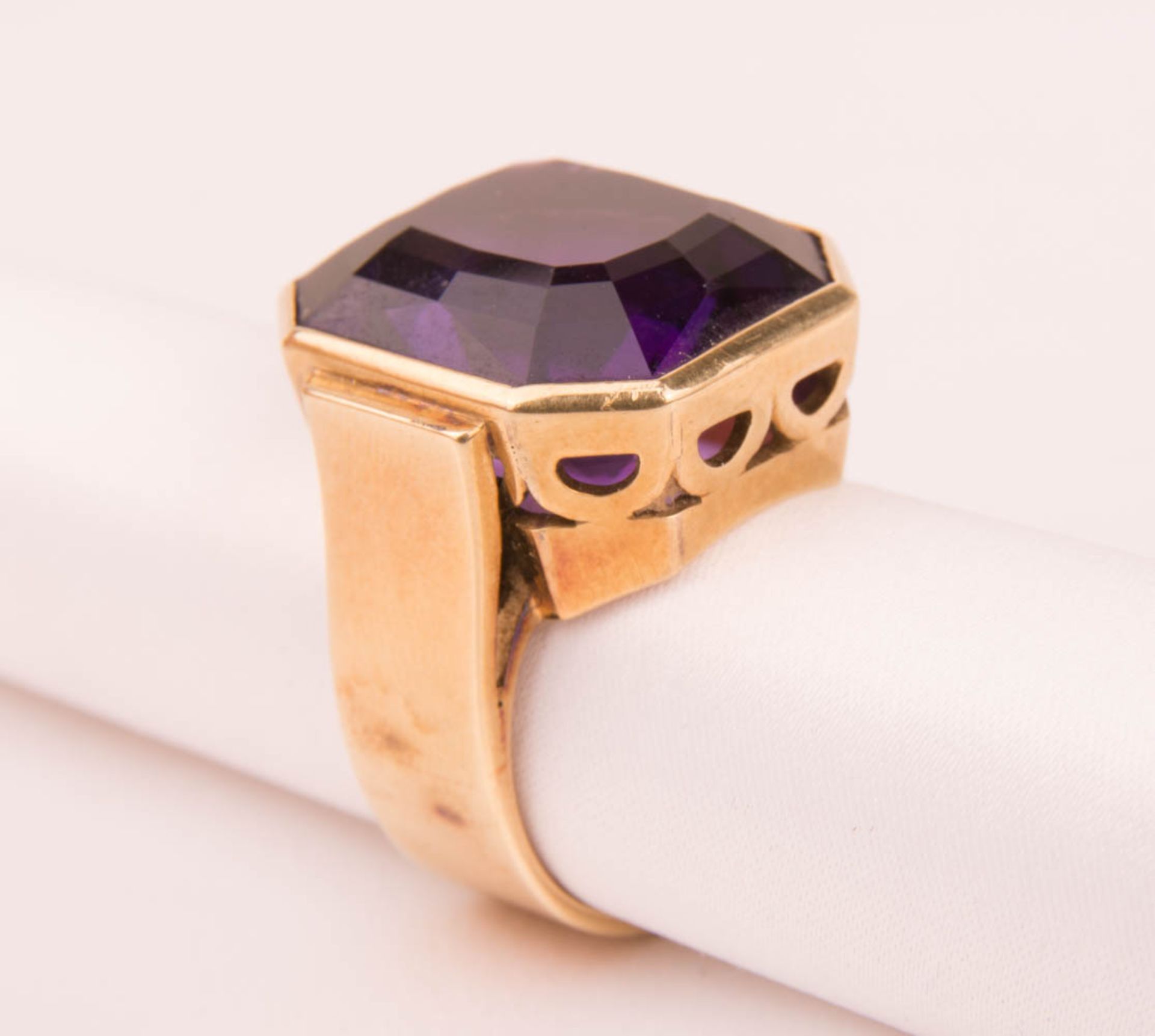 Beeindruckender Ring mit großem Amethyst, 585er Gelbgold. - Bild 2 aus 6