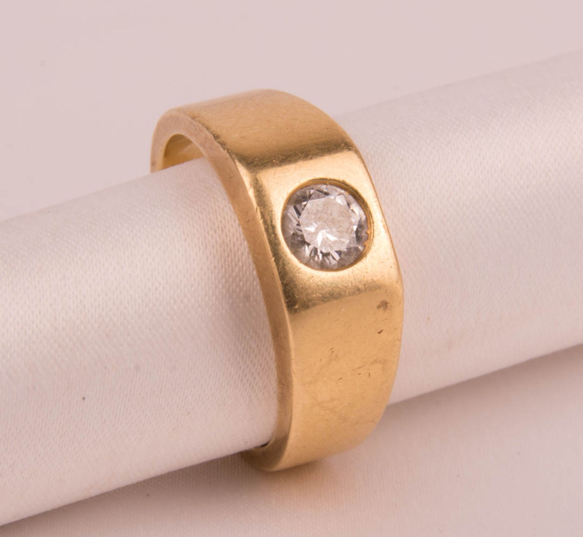 Men's ring with diamond, 750 yellow gold.