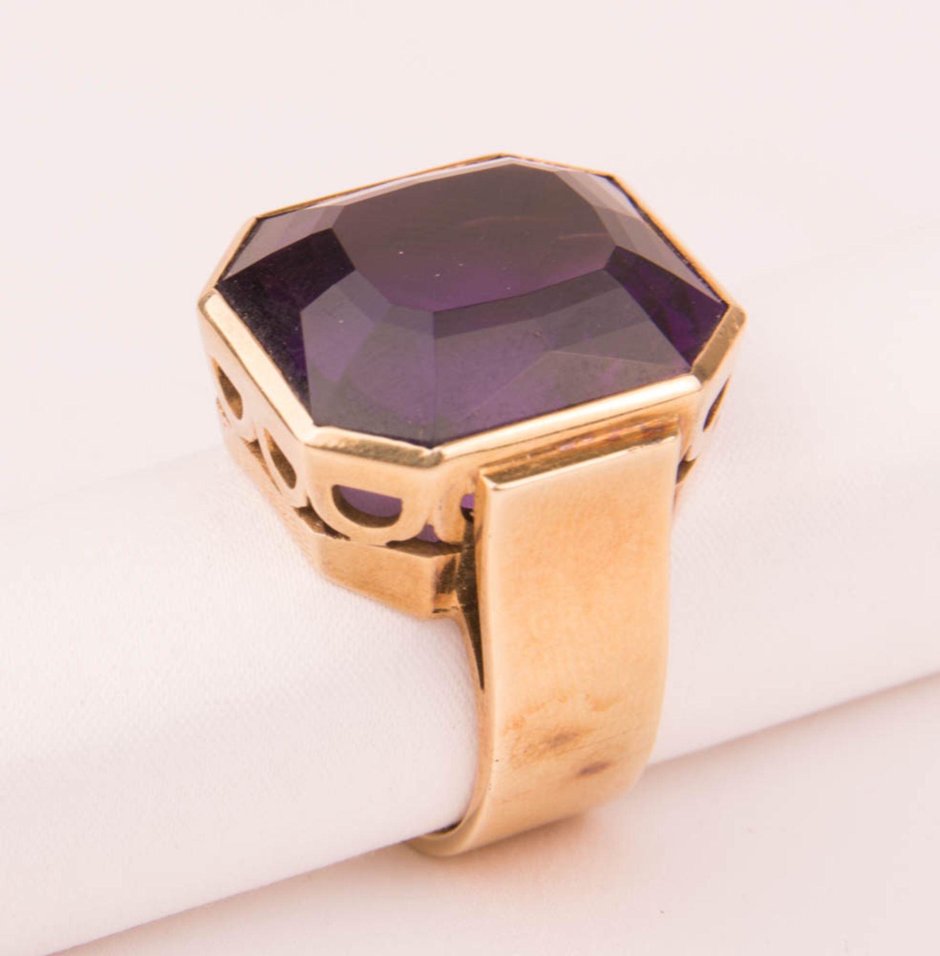 Beeindruckender Ring mit großem Amethyst, 585er Gelbgold.