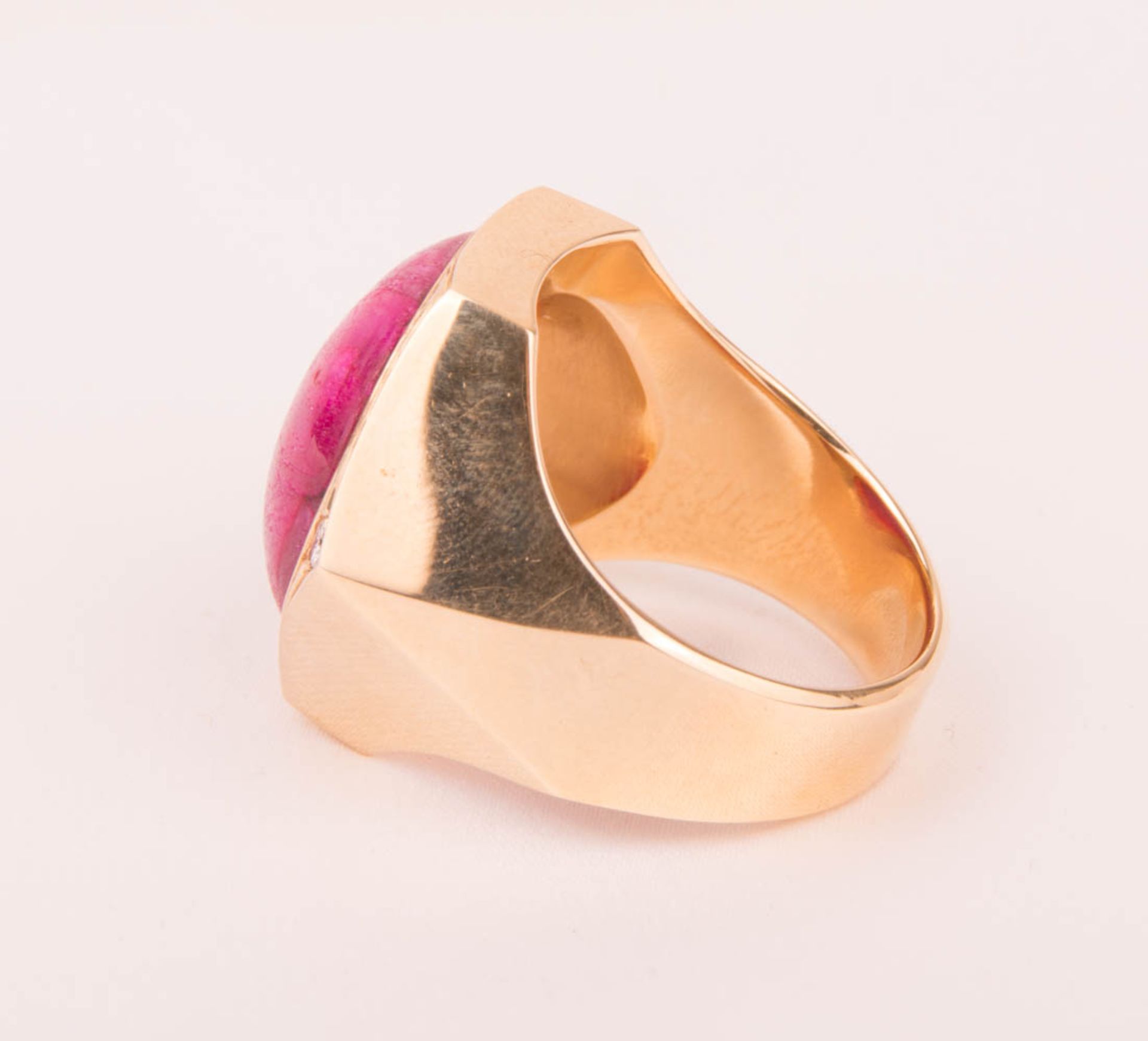 Beeindruckend breiter Ring mit großem Rubin und Diamanten, 585er Gelbgold. - Bild 3 aus 5