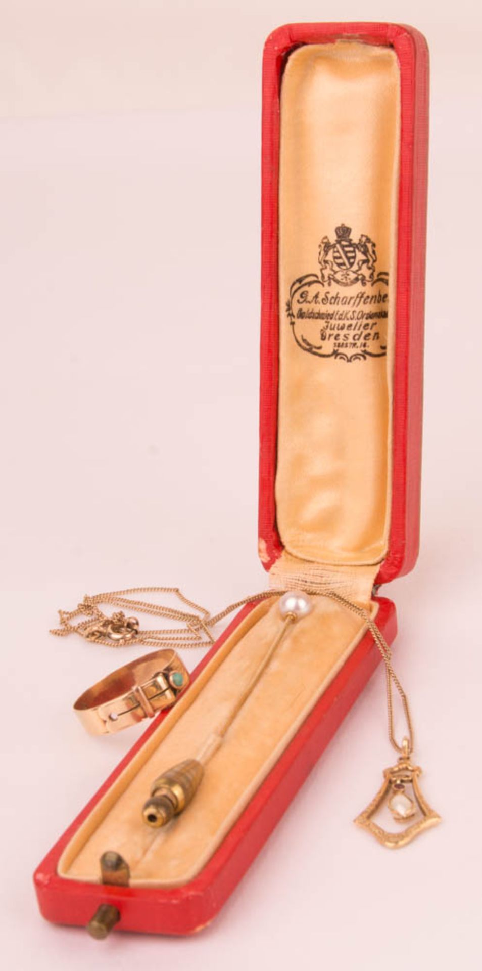 Small set of Art Nouveau jewelry, 585/333 yellow gold.
