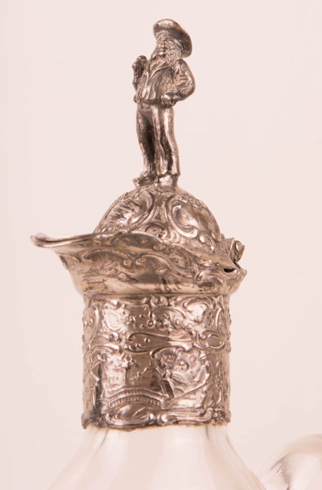 Fein verzierte Glaskaraffe mit Silberbesatz, 800er Silber, Deutschland. - Bild 6 aus 8