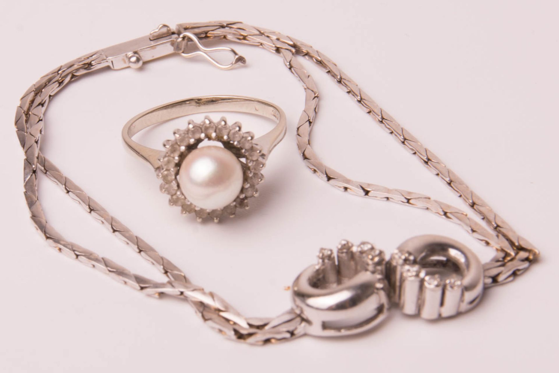 Bracelet and ring with pearl, 585/750 white gold.