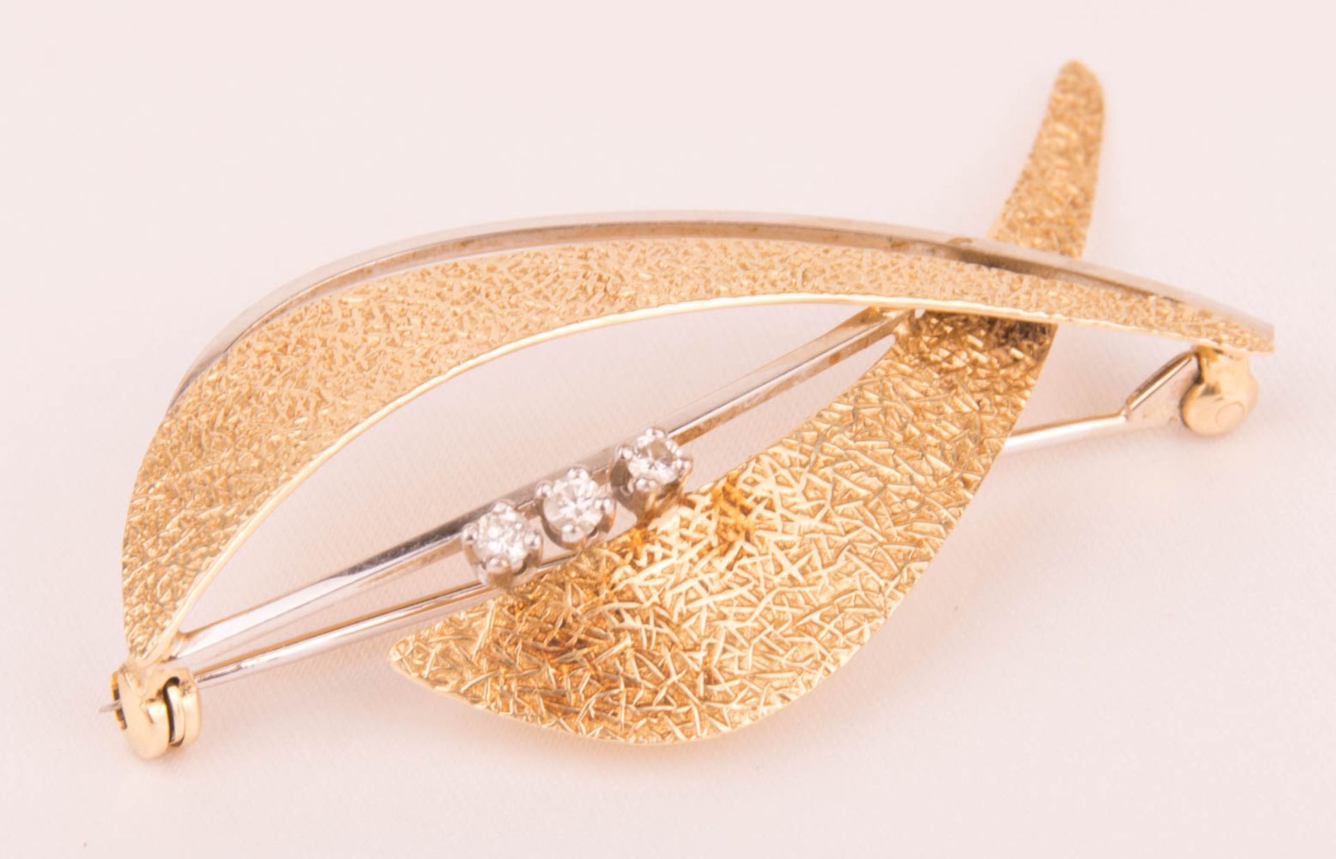 Brooch in abstract design, 585 yellow/white gold.