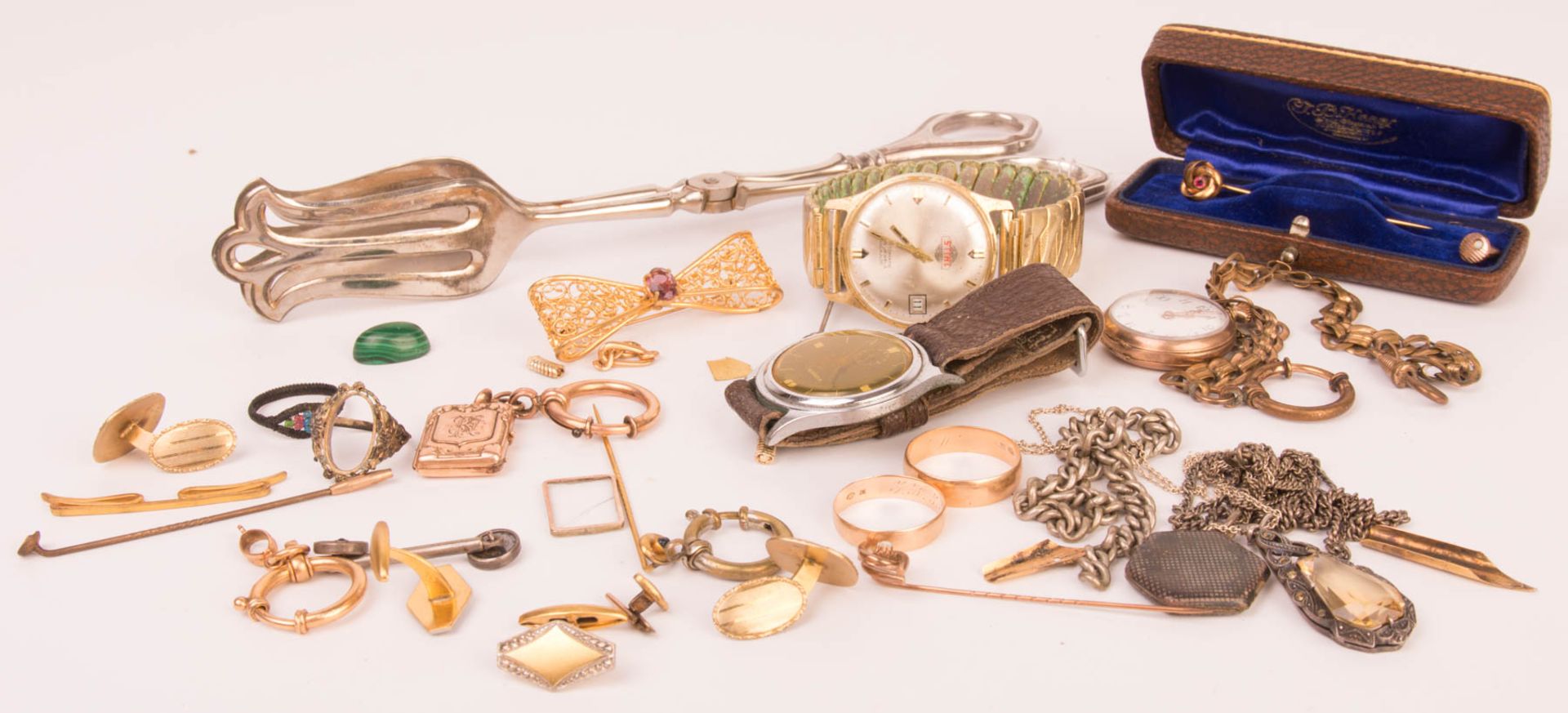 Gold / silver and costume jewelry assortment.