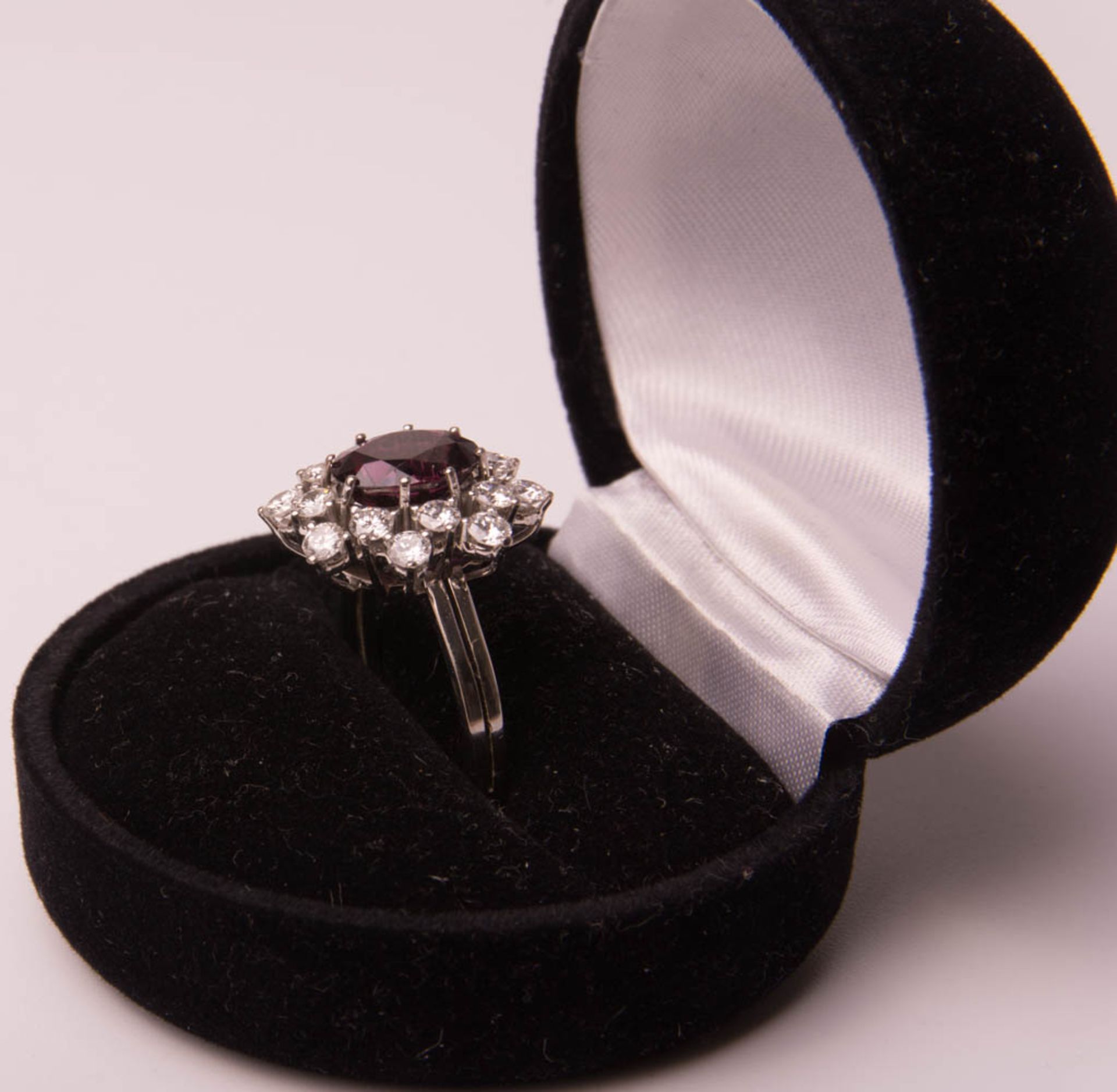 Wunderschöner Ring mit Amethyst und Diamanten, 750er Weißgold. - Bild 2 aus 7