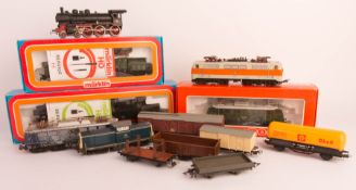 Konvolut Märklin, Roco uvm, sieben Loks und sechs Wagons.