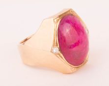 Impressive wide ring with large ruby and diamonds, 585 yellow gold.