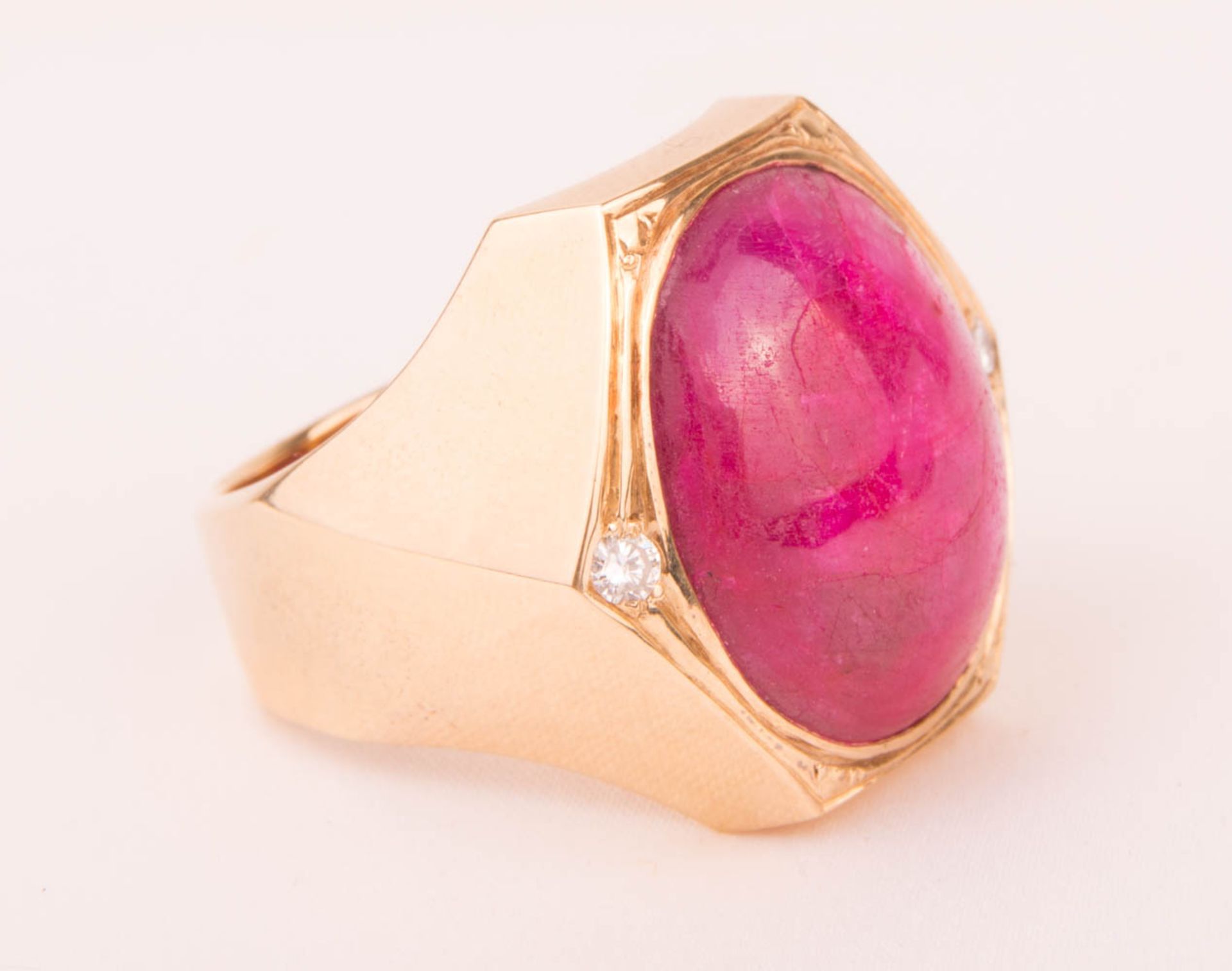 Beeindruckend breiter Ring mit großem Rubin und Diamanten, 585er Gelbgold.