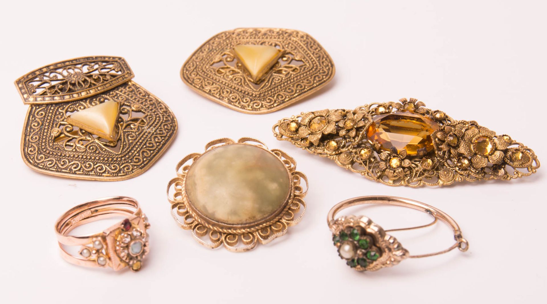 Convolute of antique jewelry, partly gilded.