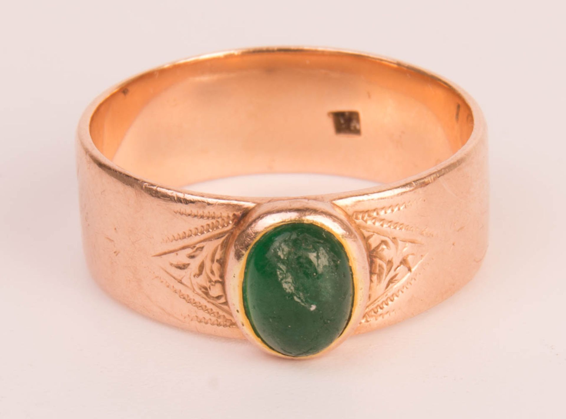 Beautiful art nouveau ring with gemstone, 585 yellow gold.