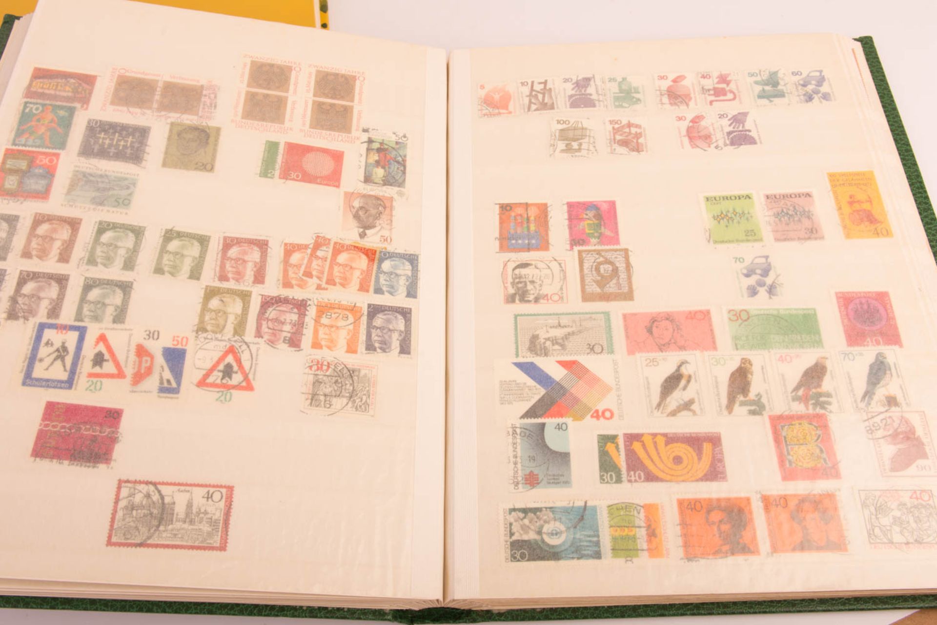 Convolute of three stamp albums, different collections. - Image 4 of 5